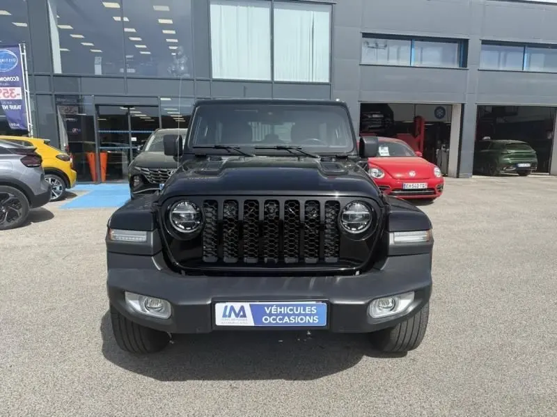 Vue frontale d'un Jeep Wrangler Unlimited noir 2022 avec calandre distinctive et phares ronds LED.