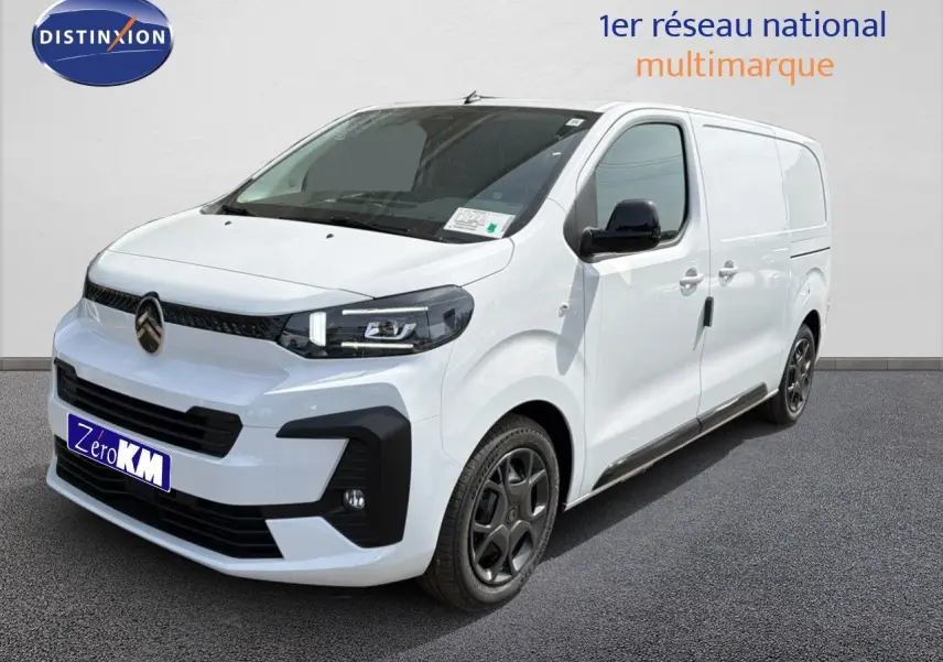 Vue 3/4 avant droite d'un Citroën Jumpy blanc Kaolin avec calandre noire et jantes foncées distinctives.