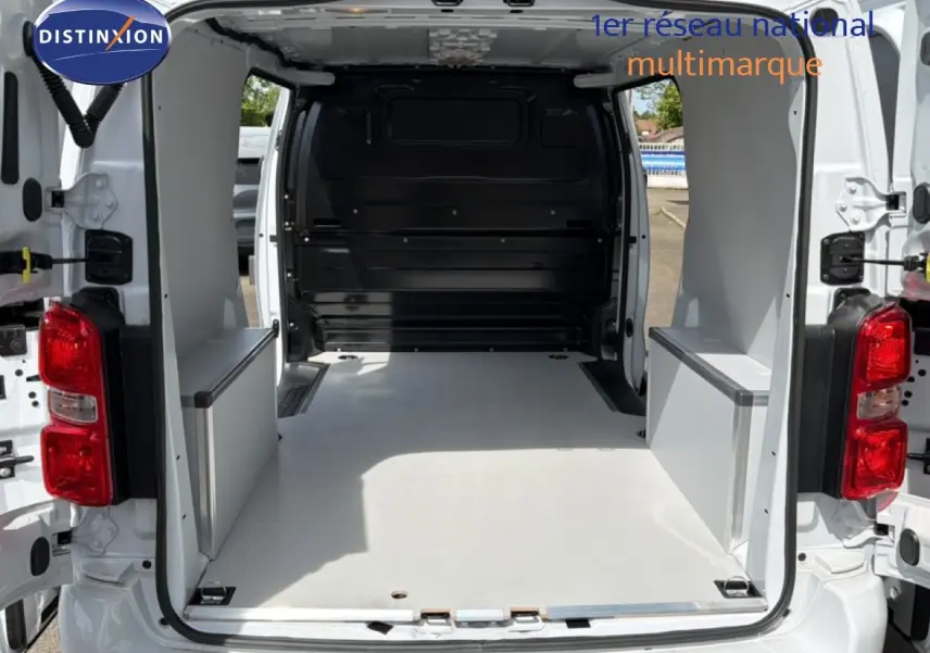 Vue arrière ouverte du Citroën Jumpy blanc Kaolin, montrant l’espace de chargement vide et aménagé du fourgon.