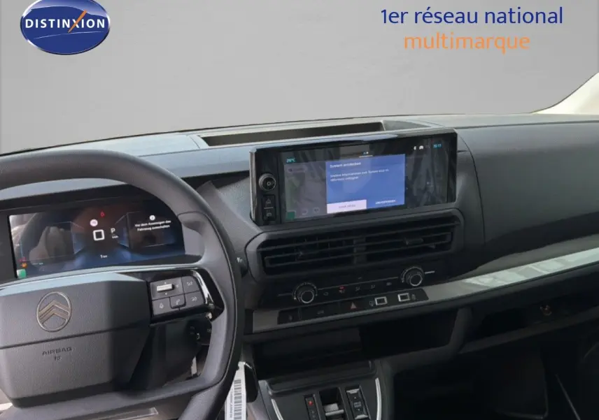 Tableau de bord et volant du Citroën Jumpy blanc, vue intérieure frontale mettant en valeur l'écran tactile et commandes.