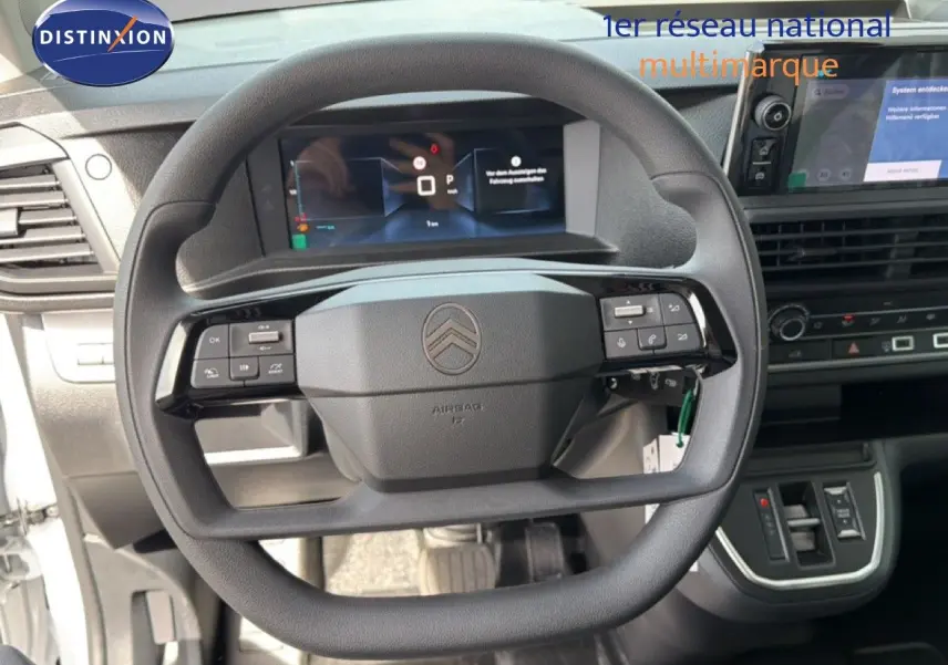 Vue rapprochée du volant multifonction noir du Citroën Jumpy Van M Diesel avec tableau de bord numérique.