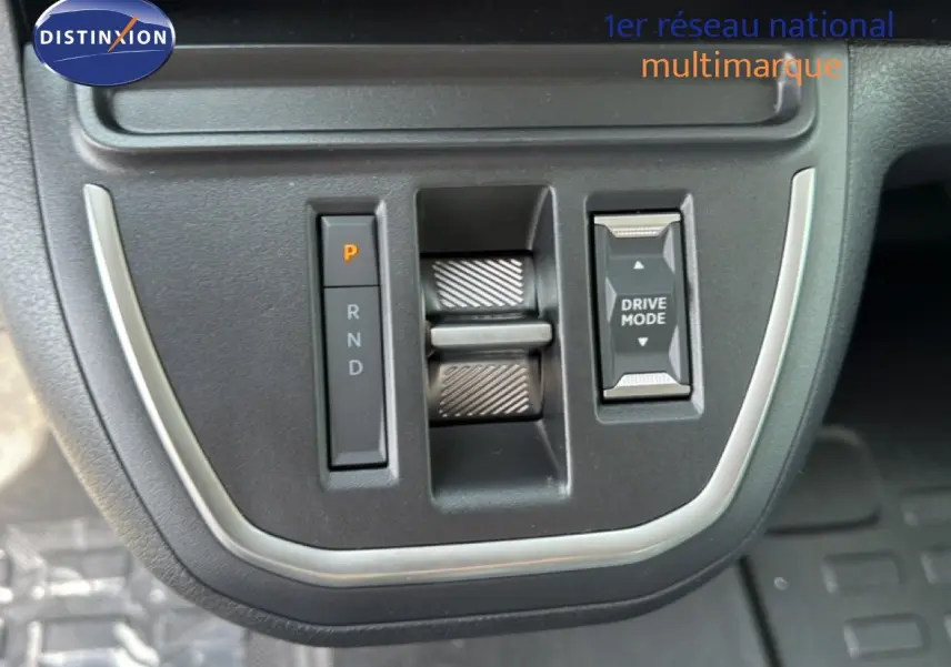 Gros plan sur la console centrale du Citroën Jumpy blanc Kaolin, montrant la commande de boîte auto et le bouton Drive Mode.