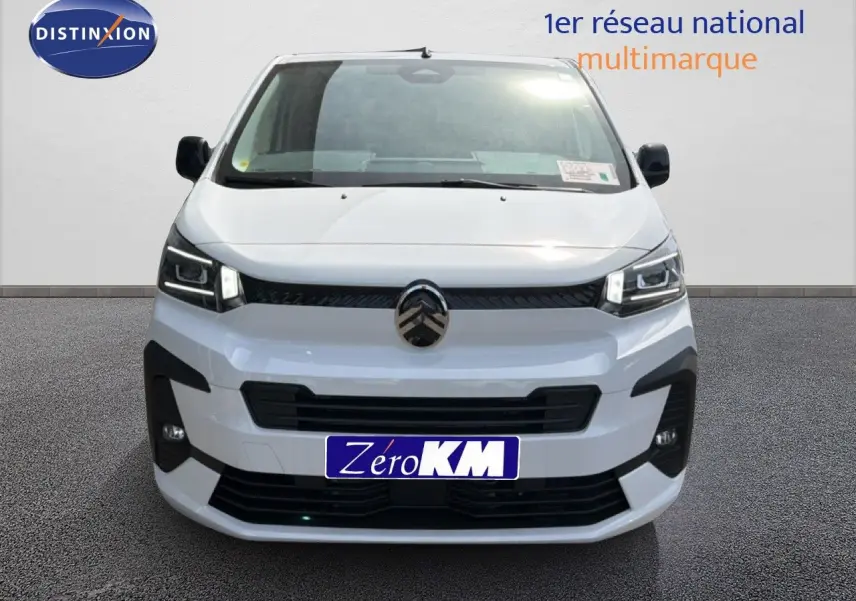 Vue de face du Citroën Jumpy blanc Kaolin avec calandre noire et feux LED distinctifs allumés.