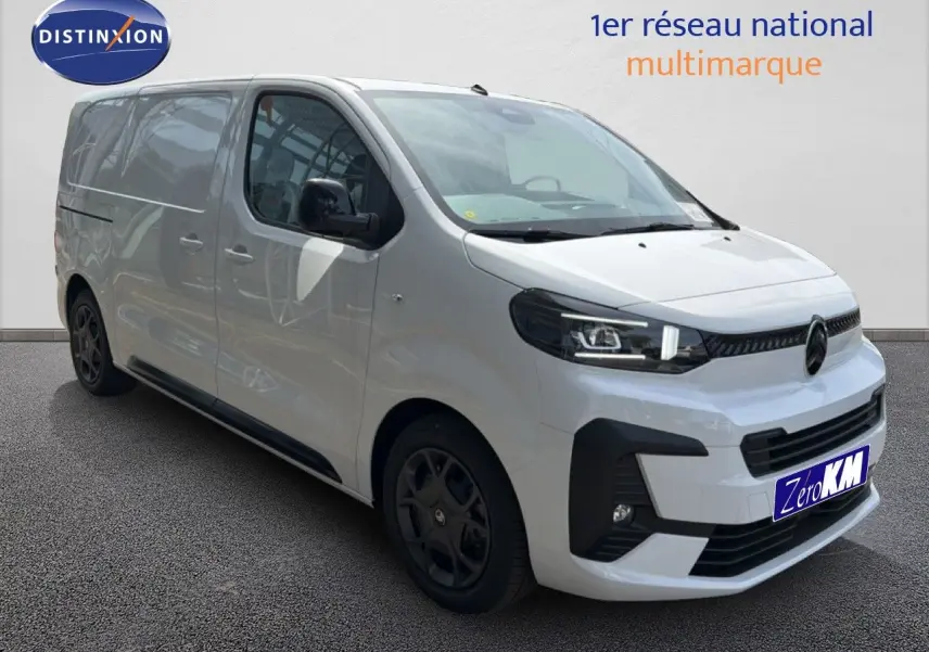 Vue 3/4 avant droit d’un Citroën Jumpy blanc Kaolin avec calandre noire et jantes foncées.