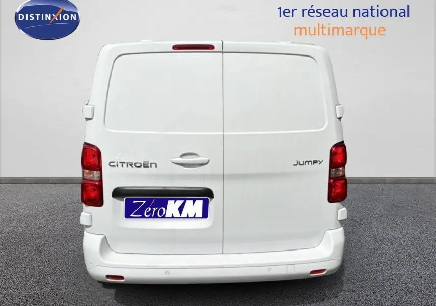 Vue arrière d’un Citroën Jumpy blanc Kaolin, fourgon utilitaire avec feux rouges et porte double.