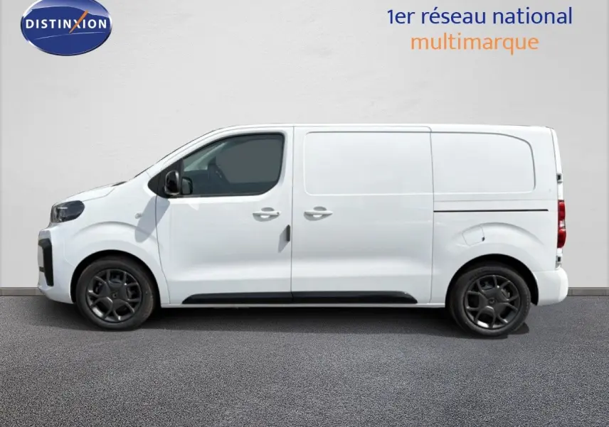 Profil latéral gauche du Citroën Jumpy blanc Kaolin avec jantes noires et porte latérale coulissante.