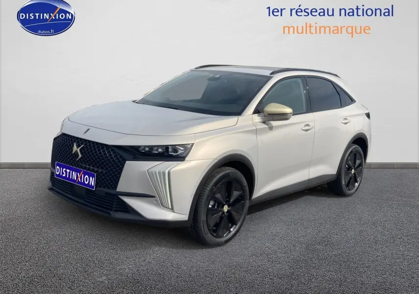 DS7 1.5 BlueHDi 130 Crystal Pearl en 3/4 avant droit, avec calandre noire et jantes alu noires brillantes.