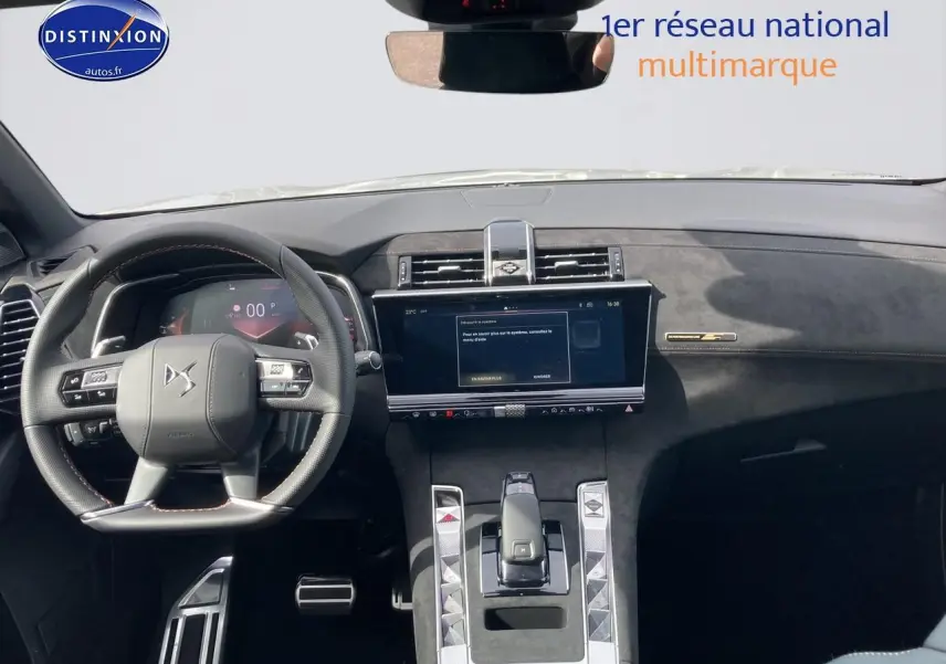 Intérieur DS7 1.5 BlueHDi 130 Performance Line 2026, vue tableau de bord et volant cuir avec surpiqûres contrastées.