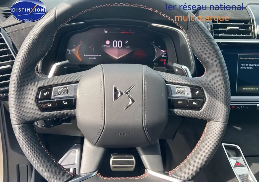 Vue rapprochée du volant cuir perforé avec surpiqûres rouges du DS7 1.5 BlueHDi 130 Performance Line 2026.