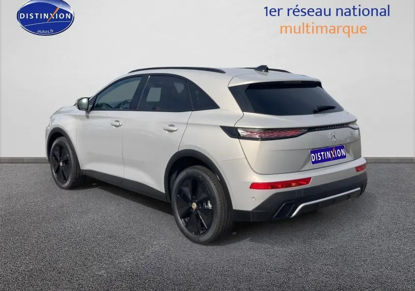 Vue 3/4 arrière droite du DS7 1.5 BlueHDi 130 Crystal Pearl avec jantes noires et vitres surteintées.