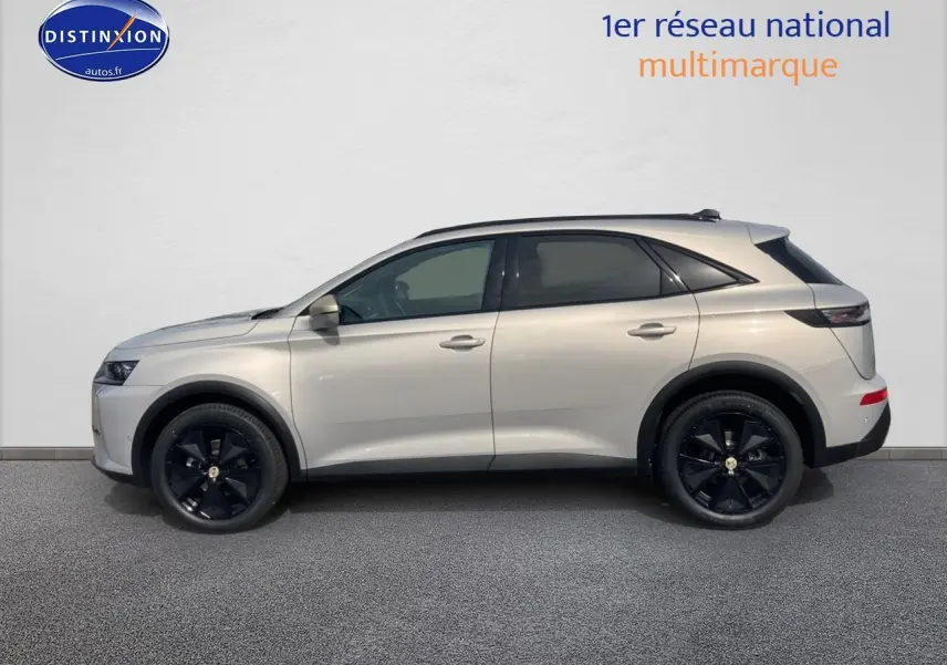 Vue latérale droite du DS7 1.5 BlueHDi 130 Crystal Pearl avec jantes noires et vitrage surteinté.