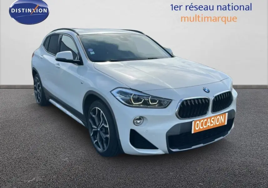 BMW X2 blanc en 3/4 avant droit avec jantes alliage 19 pouces et calandre caractéristique M Sport X.