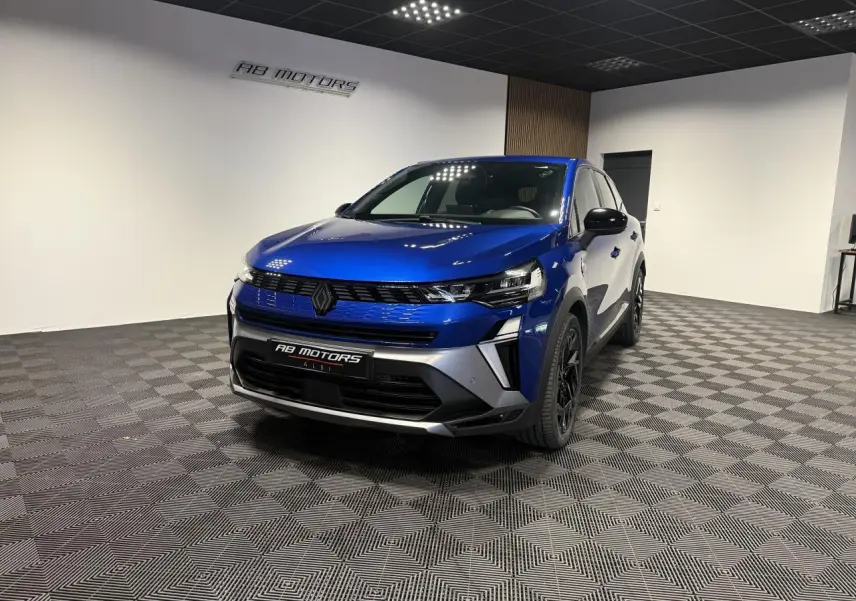 Vue 3/4 avant d’un Renault Symbioz bleu Iron avec calandre noire et jantes noires dans un showroom.