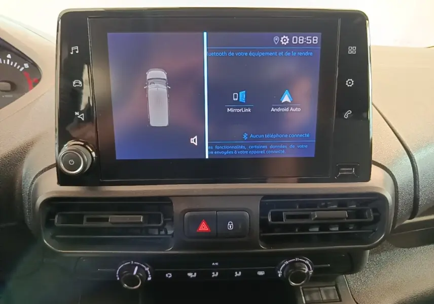 Écran tactile central du Peugeot Partner 2020 blanc, affichant MirrorLink et Android Auto, avec commandes de climatisation en dessous.
