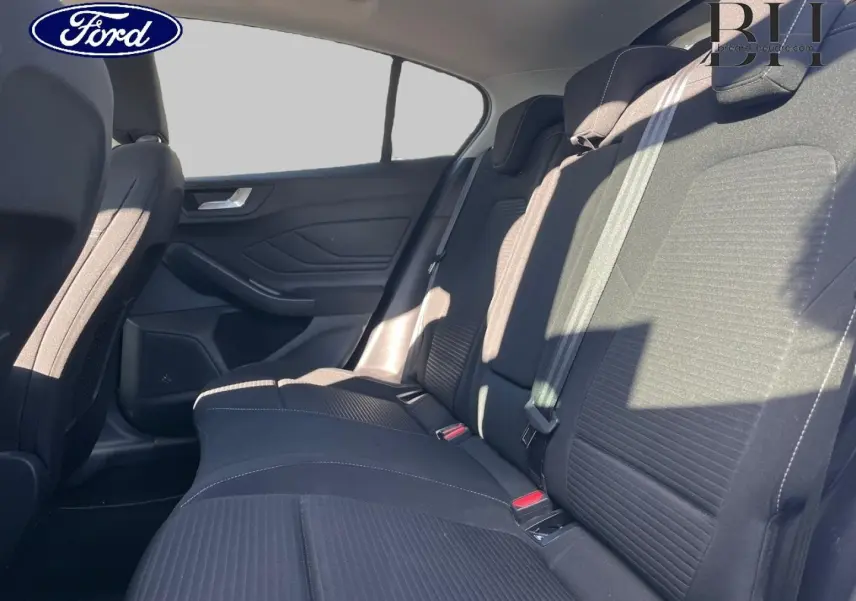Vue latérale droite de la banquette arrière en tissu noir de la Ford Focus 2023, avec ceinture de sécurité visible.