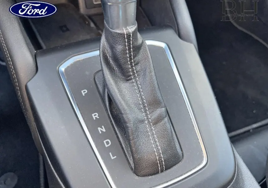Le levier de vitesses automatique en cuir noir de la Ford Focus 2023 vu en gros plan intérieur.