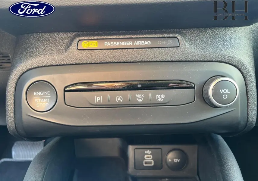 Détail du tableau de bord noir de la Ford Focus 2023 montrant les commandes centrales et bouton start/stop.