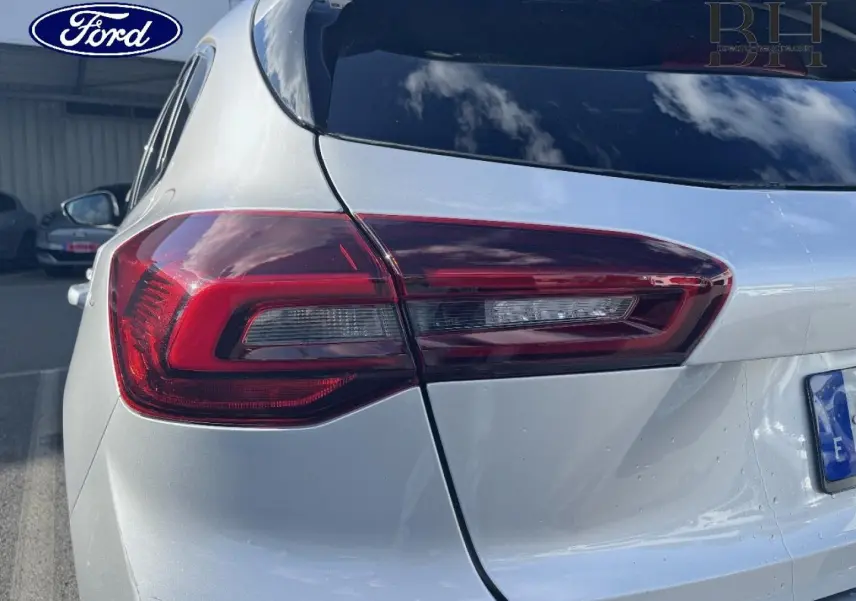 Feu arrière droit d'une Ford Focus gris lunaire métallisé, vue rapprochée sur l'arrière du véhicule.