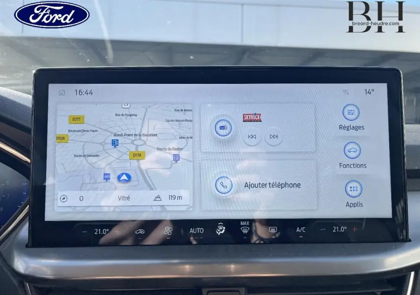 Écran tactile central de la Ford Focus 2023 affichant navigation et réglages, vue frontale intérieure.