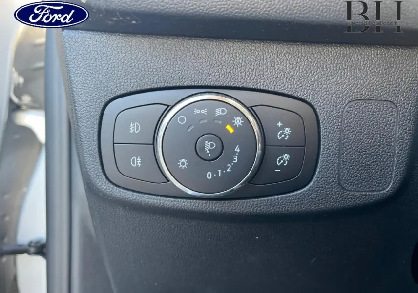 Gros plan sur le sélecteur d’éclairage noir intégré au tableau de bord de la Ford Focus gris lunaire 2023.