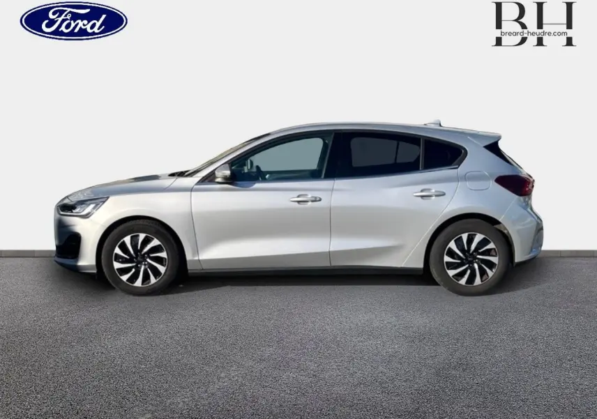 Ford Focus 2023 gris lunaire métallisé vue de profil côté gauche, avec jantes noires et argentées distinctives.