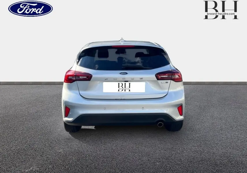 Vue arrière d'une Ford Focus 2023 gris lunaire métallisé avec feux arrière LED et lunette arrière surteintée.
