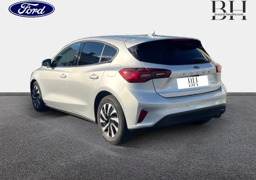 Ford Focus 2023 gris lunaire métallisé vue 3/4 arrière droit avec feux arrière LED et vitres surteintées