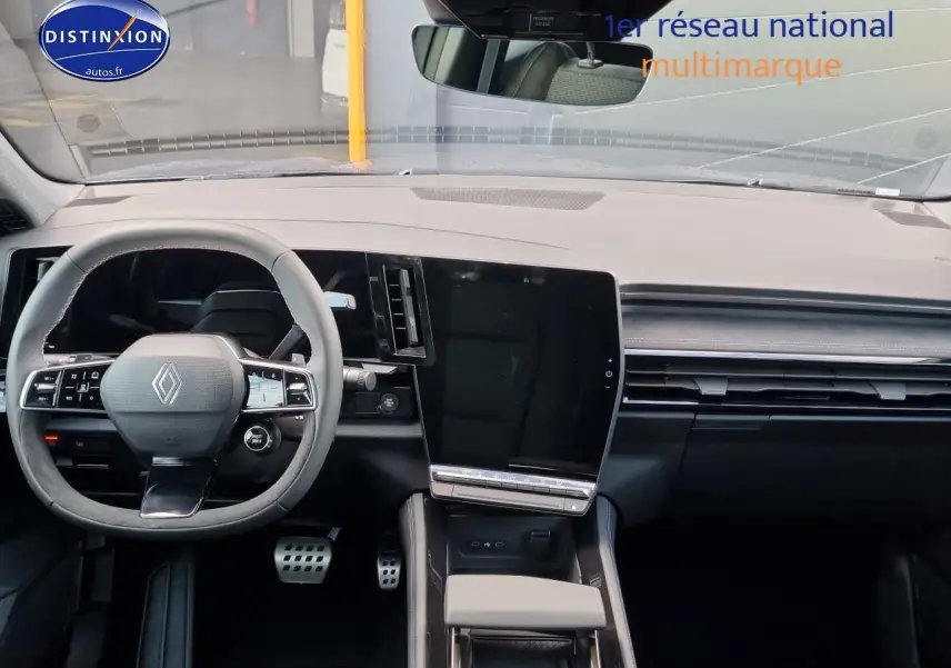 Tableau de bord et volant gris anthracite du Renault Espace VI 1.2 e-tech hybride, avec écran tactile vertical central.