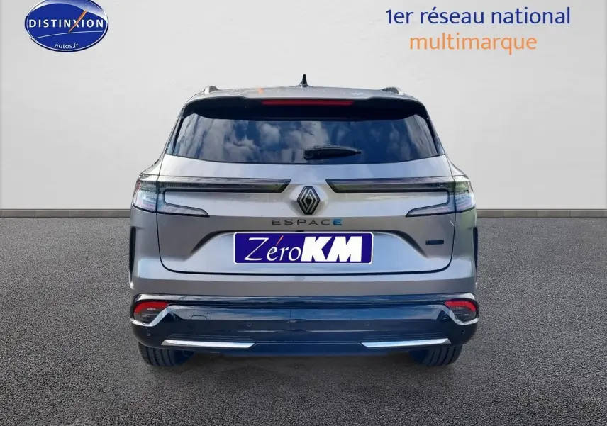 Vue arrière d'un Renault Espace VI gris schiste avec feux arrière LED et logo central visible.