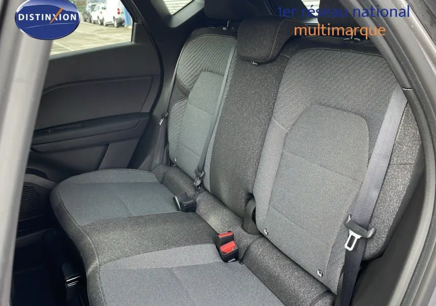 Vue intérieure sur la banquette arrière du Renault Captur E-Tech gris Cassiopée avec ceintures et tissu noir gris.
