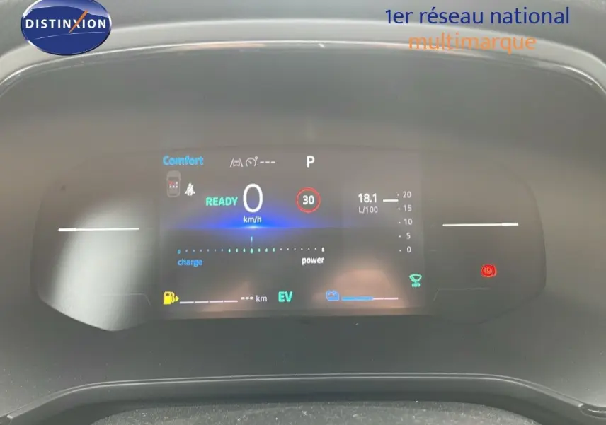Tableau de bord numérique du Renault Captur E-Tech hybride 2025 affichant vitesse, consommation et mode EV.