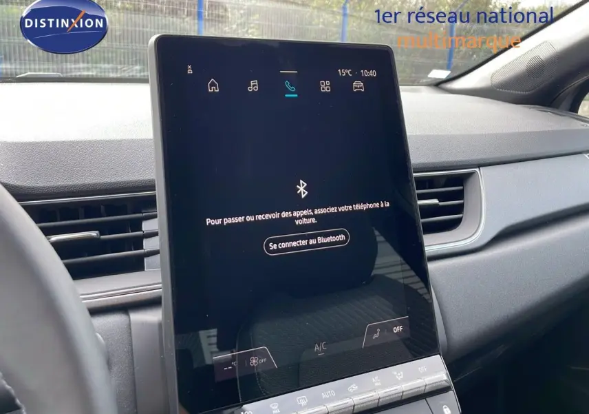 Écran tactile central du tableau de bord du Renault Captur E-Tech gris Cassiopée, vue intérieure avant droite.