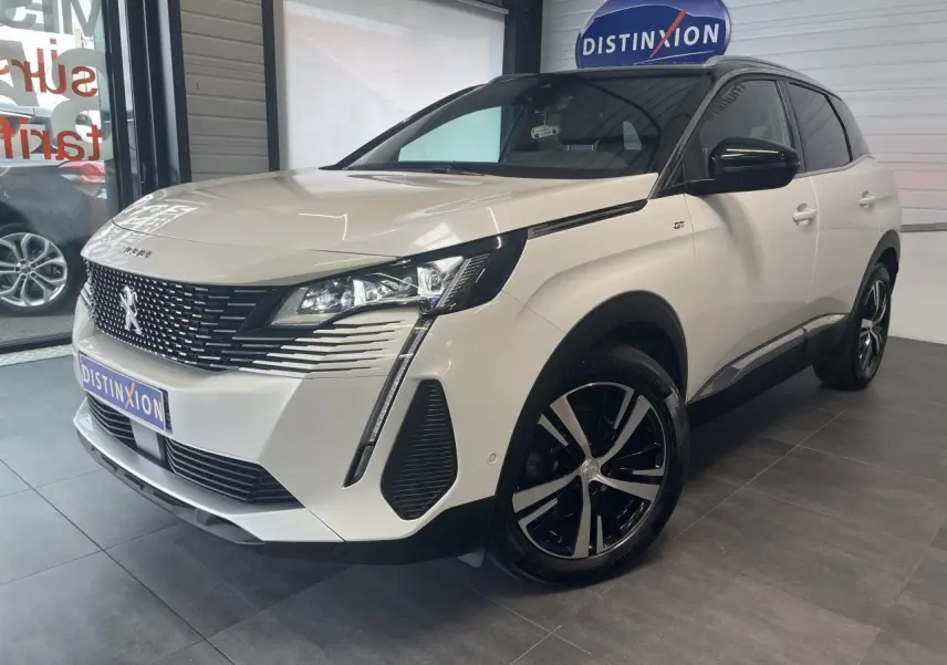 Peugeot 3008 blanc nacré en 3/4 avant droit, avec toit noir et jantes alliage bi-ton visibles.