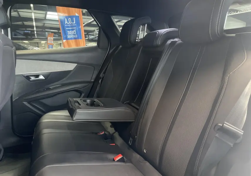 Vue latérale droite de la banquette arrière noire avec accoudoir central relevé du Peugeot 3008 GT 2022.