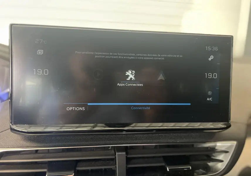 Écran tactile central du Peugeot 3008 GT 2022 affichant les options de connectivité et la climatisation à 19°C.