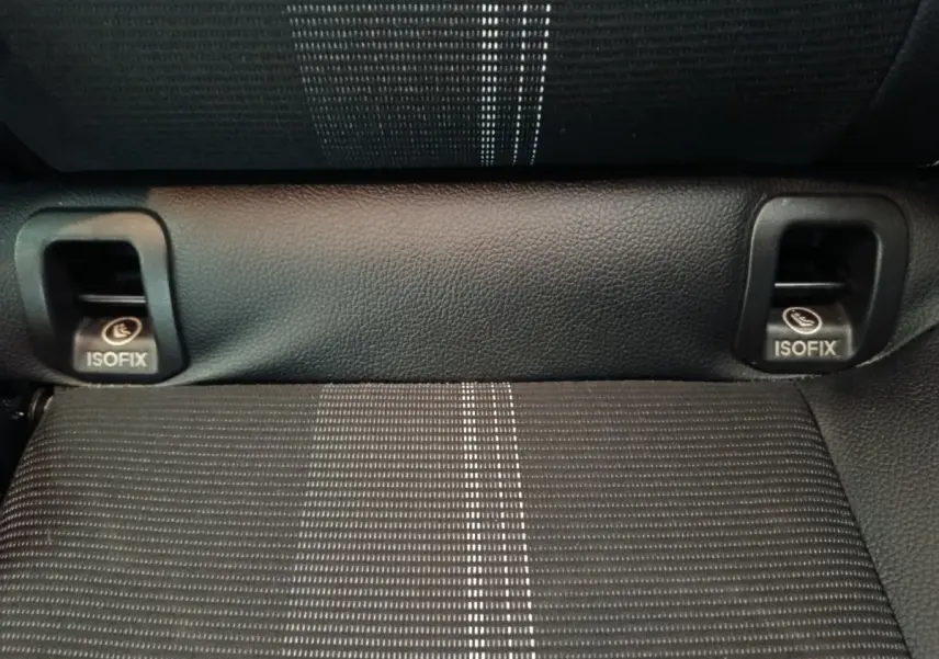 Gros plan sur la banquette arrière gris foncé du Mercedes GLA 200 d avec fixations ISOFIX visibles.