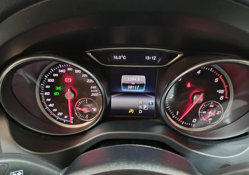 Vue rapprochée du tableau de bord digital du Mercedes GLA 200 d gris clair, affichage vitesse et température.