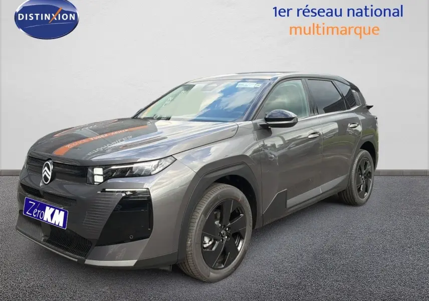 Vue 3/4 avant droit du Citroën C5 Aircross Hybrid gris platinium métallisé avec jantes noires et calandre distinctive.