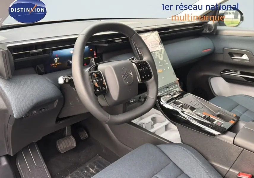 Vue intérieure côté conducteur du Citroën C5 Aircross Hybrid gris, avec tableau de bord numérique et écran tactile vertical.