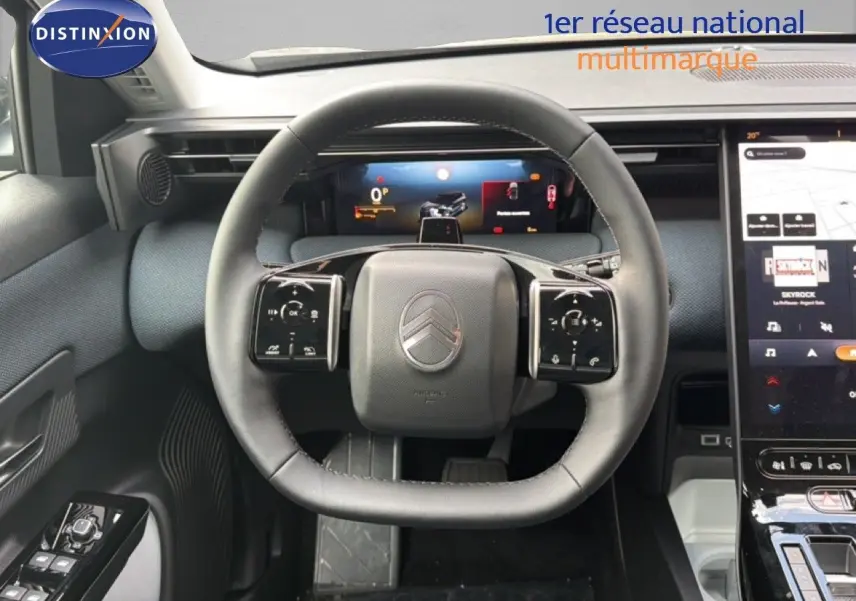Vue intérieure centrée sur le volant cuir noir du Citroën C5 Aircross Hybrid avec tableau de bord numérique et écran tactile.