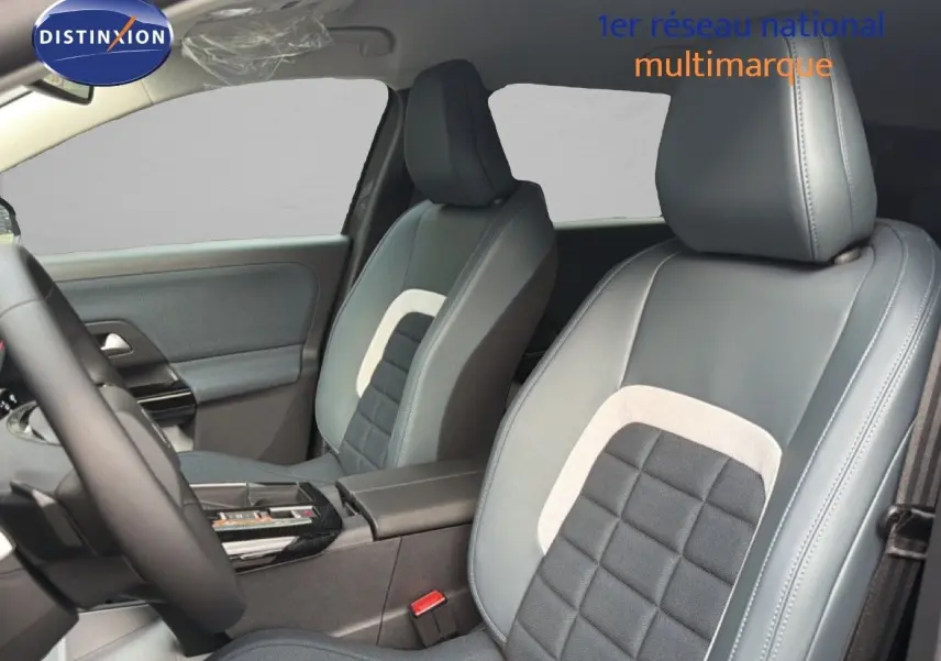 Vue intérieure côté conducteur du Citroën C5 Aircross Hybrid avec sièges gris cuir et tissu à motif carré.