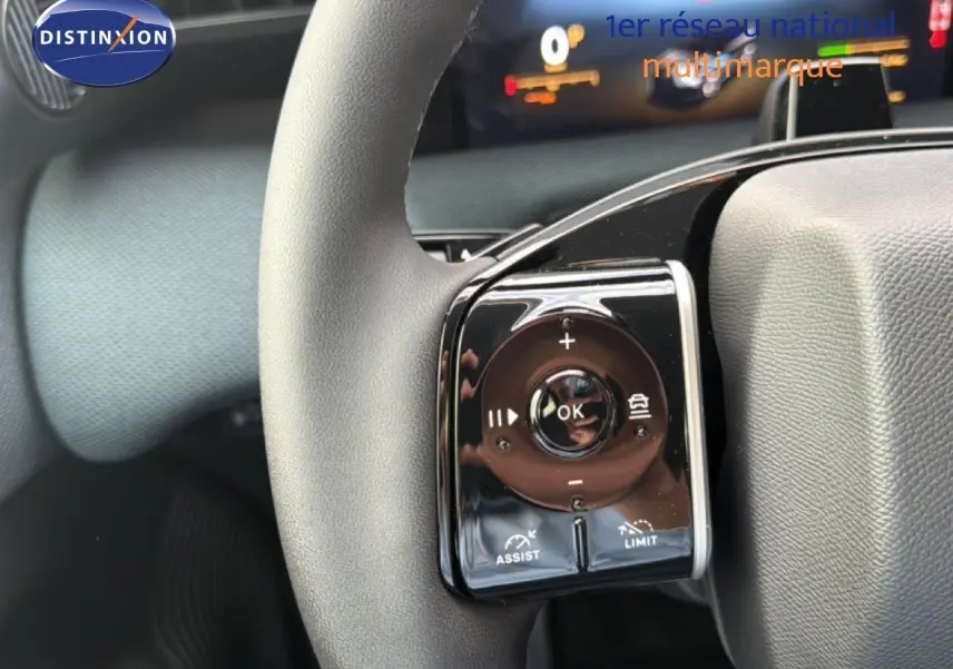 Gros plan sur les commandes au volant du Citroën C5 Aircross Hybrid gris platinium, mettant en valeur les boutons d'assistance et de limitation.