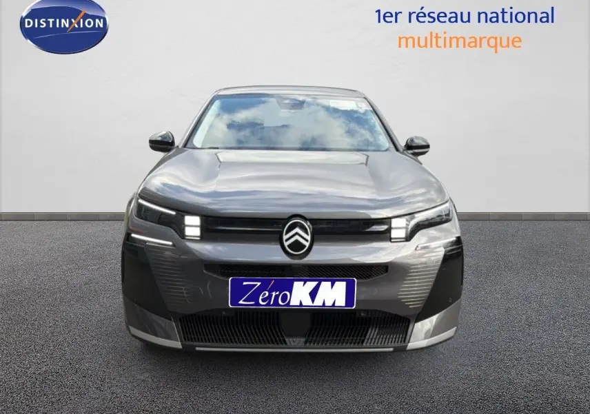 Vue avant d'une Citroën C5 Aircross Hybrid gris platinium métal avec calandre noire et phares LED distinctifs.