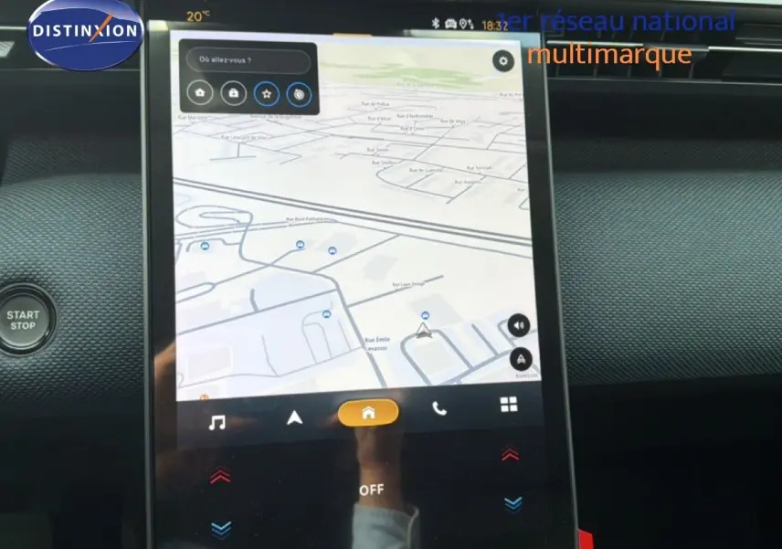 Écran tactile central du tableau de bord du Citroën C5 Aircross gris platinium, affichant la navigation GPS.