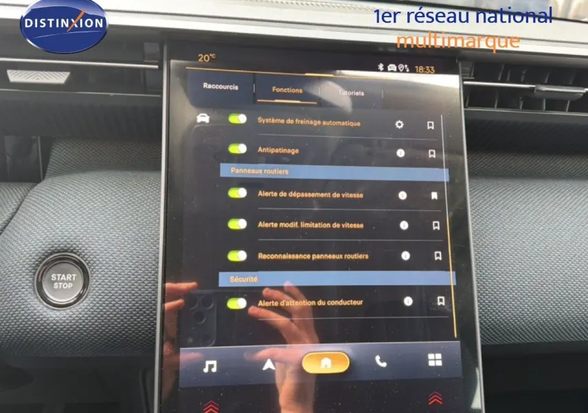 Vue rapprochée de la console centrale du Citroën C5 Aircross Hybrid gris platinium, avec écran tactile et bouton start/stop.