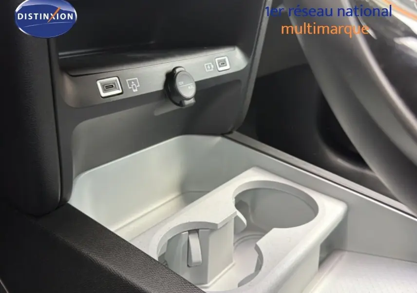 Gros plan sur la console centrale grise platinium du Citroën C5 Aircross Hybrid avec porte-gobelets et prises USB visibles.