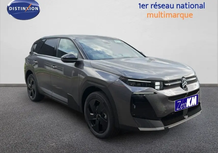 Vue 3/4 avant d'un Citroën C5 Aircross Hybrid gris platinium métal avec jantes noires et calandre moderne.