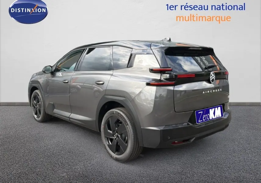 Vue 3/4 arrière droite du Citroën C5 Aircross Hybrid gris platinium métallisé avec jantes noires et feux LED distinctifs.