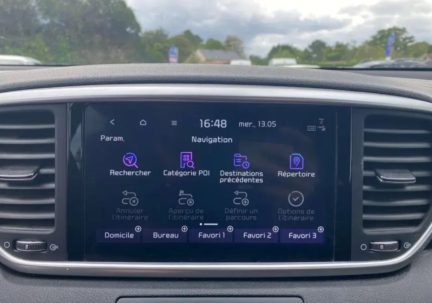 Écran tactile 8 pouces du Kia Sportage gris foncé, affichant le menu de navigation en mode jour.