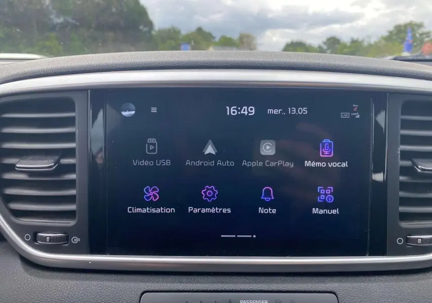 Écran tactile central 8 pouces du Kia Sportage 2021, affichant les options Android Auto et Apple CarPlay.